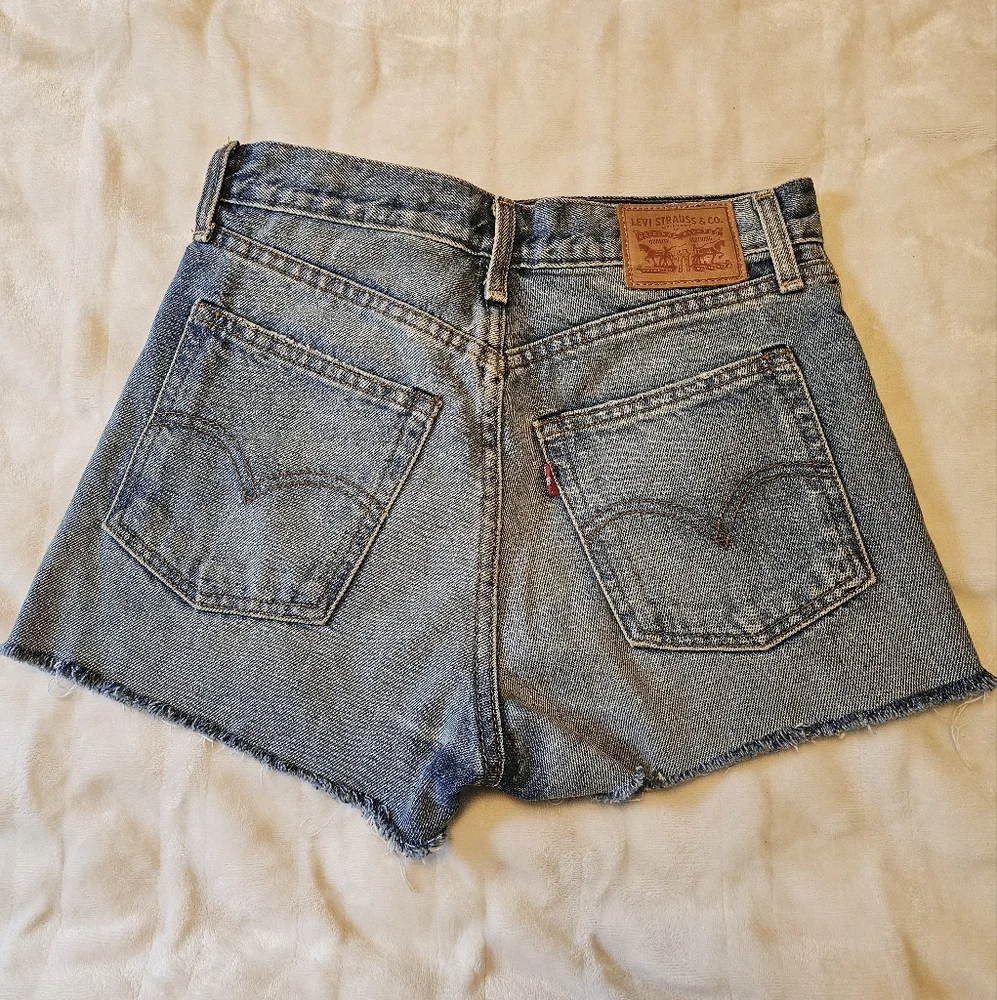 Levi’s Shorts High Rise Distressed Sz 27 Run Small Medium Wash - Picture 4 of 8